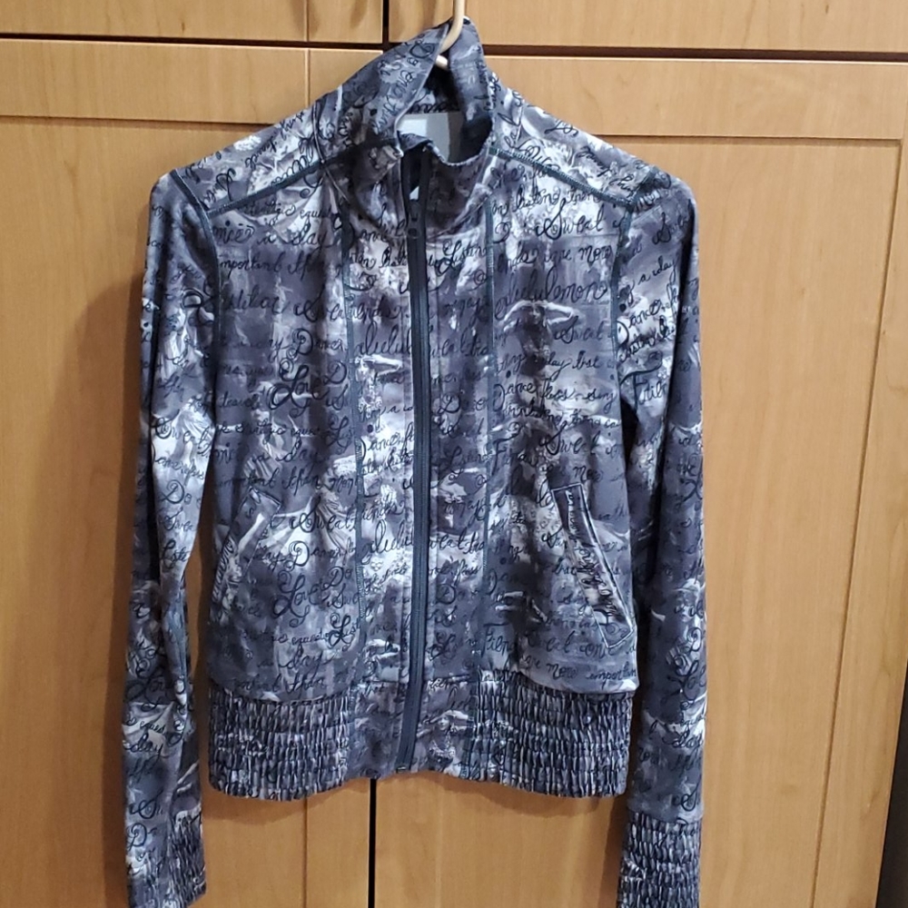 Gently Pre-Owned Lululemon Jacket Full Zip Size 6